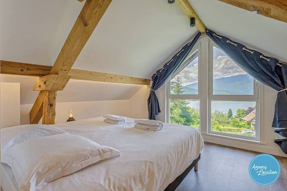 Entire apartment, Les 4 Saisons - Stay with a View of the Lake in Talloires-Montmin, Annecy region