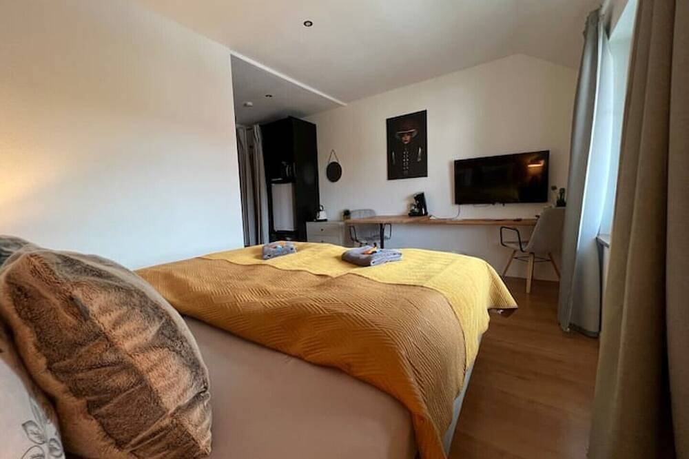 Ganze Wohnung, Schönes Doppelzimmer-Studio mit eigenem Bad *Rheinnähe* in Kehl, Mittlerer Schwarzwald