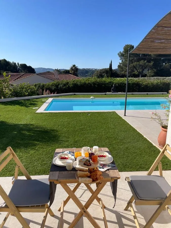 Alojamiento y desayuno para 2 personas, con terraza y vistas además de jardín y piscina - 1