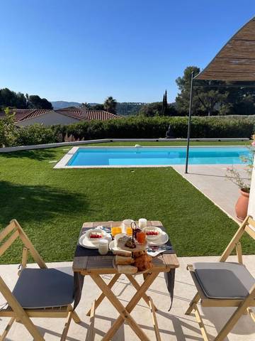 Chambre d’hôte pour 2 personnes, avec jardin et piscine ainsi que vue et terrasse à La Cadière-d'Azur