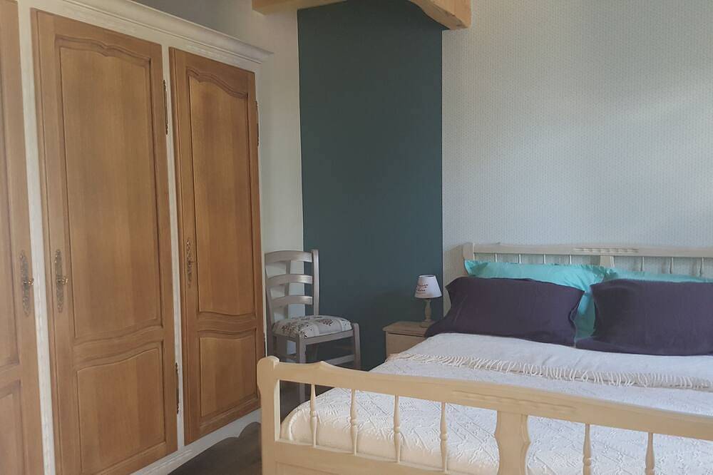 Blaue Fensterläden des ländlichen Hauses in Saint-Symphorien-de-Lay, Roanne und Umgebung