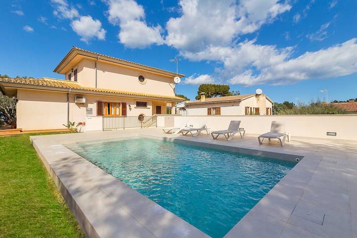 Villa pour 8 personnes, avec piscine ainsi que jardin et balcon à Son Serra de Marina