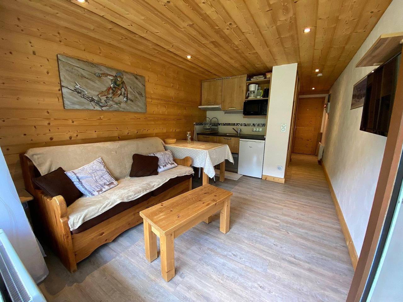 Entire studio, Renovated Studio Cabin in La Clusaz Near Village and Slopes with Garage and Balcony in La Clusaz, Annecy region