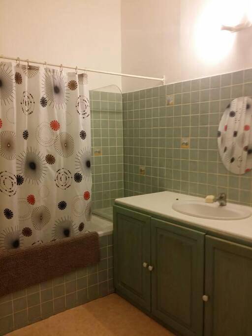 Location de vacances pour 10 personnes, avec vue ainsi que piscine et jardin, animaux acceptés à Bellegarde - 4