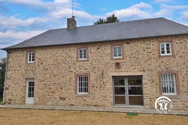 Gîte pour 5 personnes, avec Jacuzzi ainsi que Terrasse et Jardin à Andouillé