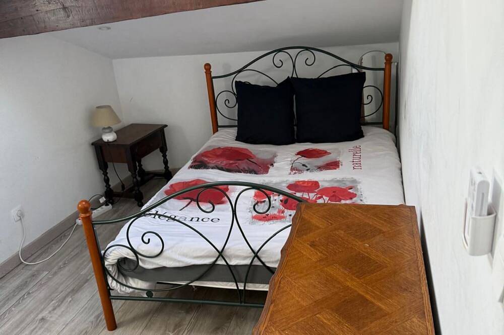 Entire apartment, 3Rd Floor Apartment Under The Slopes in Saint-Chamond, Pilat Regional Nature Park