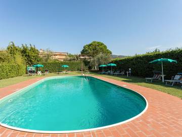 Gîte pour 6 personnes, avec terrasse ainsi que piscine et jardin, animaux acceptés à Tuoro sul Trasimeno