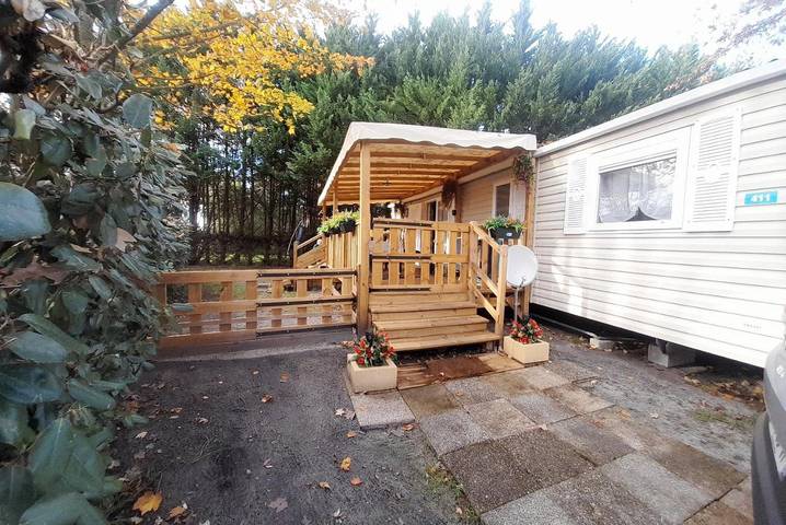 Camping pour 6 personnes, avec piscine ainsi que bassin pour enfant et terrasse, animaux acceptés à Parentis-en-Born
