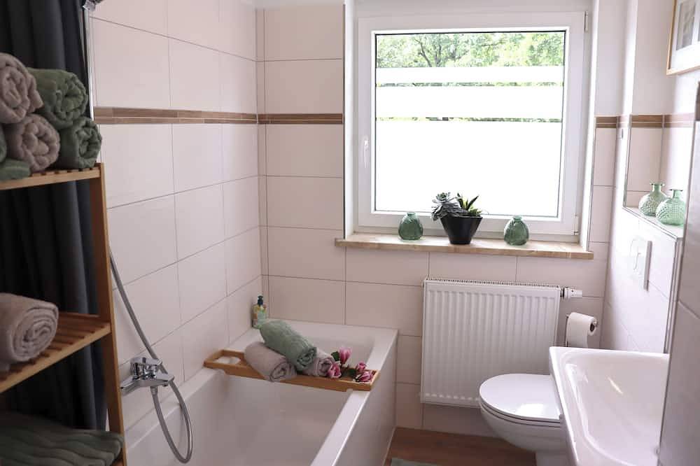 Ganze Wohnung, Ferienwohnung 55qm mit Balkon und Gartenblick in Traunreut, Landkreis Traunstein