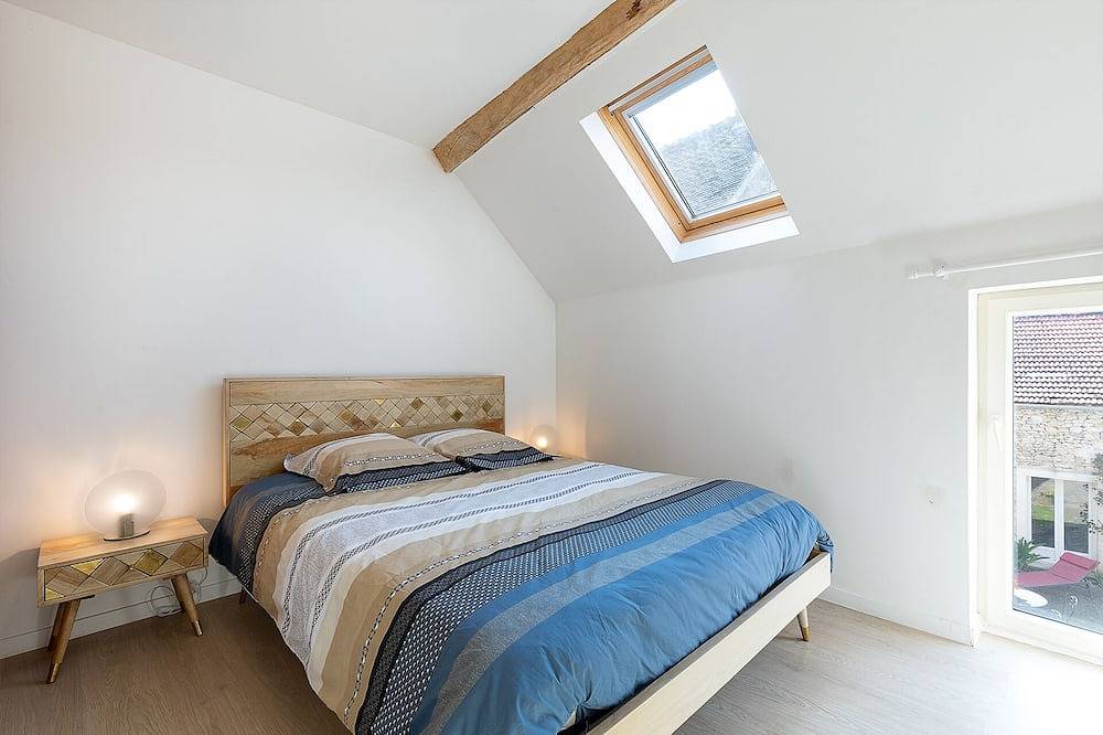 In the heart of the Fontainebleau forest, capital of horse riding and climbing in Ury, Parc naturel régional du Gâtinais français