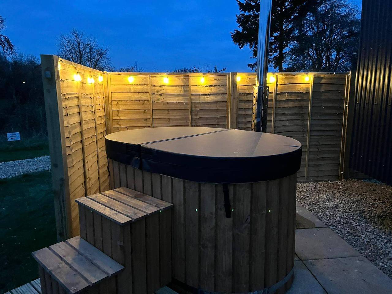 Shepherdshut-Hot Tub-Cotswolds-Petfriendly in Northamptonshire