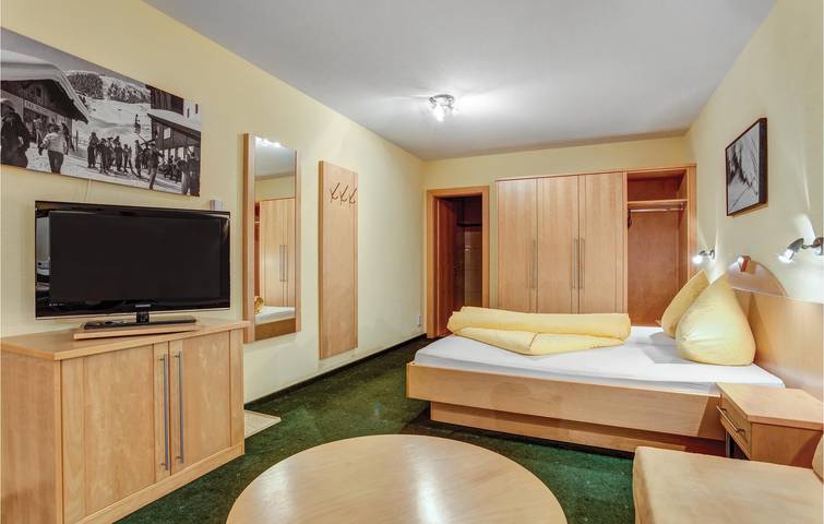 Ganze Ferienwohnung, Alpiner Sauna-Rückzug mit Terrasse & WiFi in Lechtaler Alpen, Sankt Anton am Arlberg