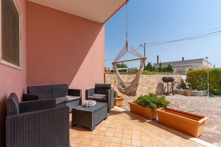 Apartamento inteiro, Apartamento de férias Amare 1 perto da praia com terraço e jardim cobertos in Torre Specchia Ruggeri, Melendugno
