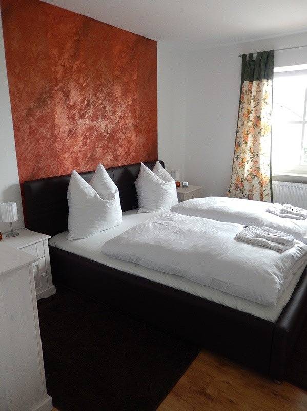 Ganze Ferienwohnung, Ferienwohnung Barhainski - 65qm Souterrain-Ferienwohnung mit Wintergarten und Terrasse in Prien, Prien am Chiemsee