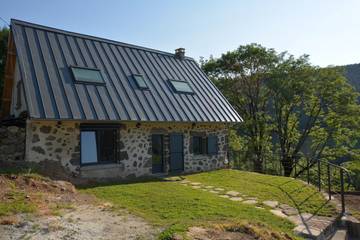 Gîte pour 4 personnes, avec terrasse et jardin, animaux acceptés à Thiézac