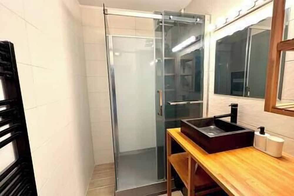 Entire apartment, Charming F2 in the heart of Royat in Royat, Volcans d'Auvergne Regional Nature Park