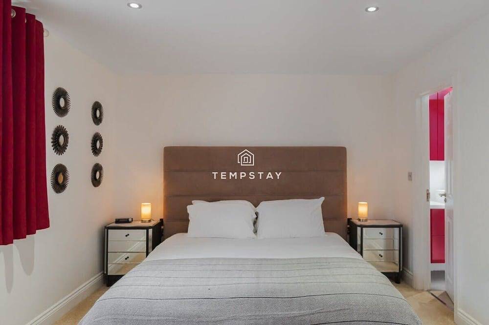 Spacious 5 bed Sunninghill with driveway parking in Berkshire