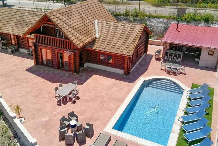 Casa rural para 15 personas, con jardín además de piscina y vistas, Se admiten mascotas en Casabermeja