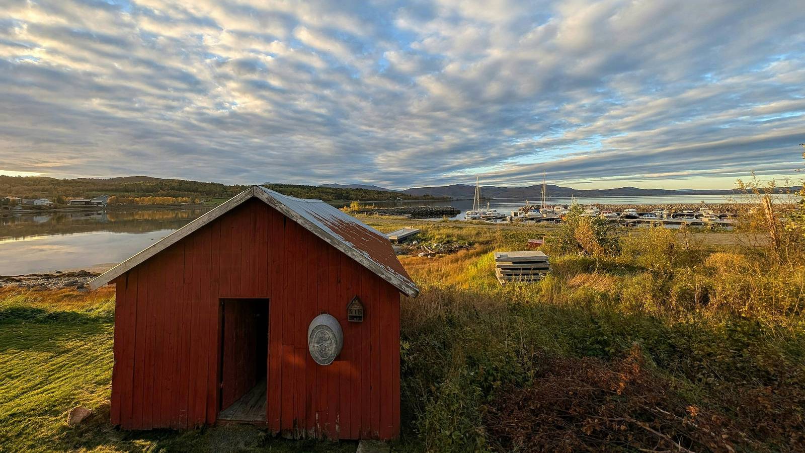 Bootshaus mit Meerblick, Nordlicht und Mitternachtssonne in Ballangen