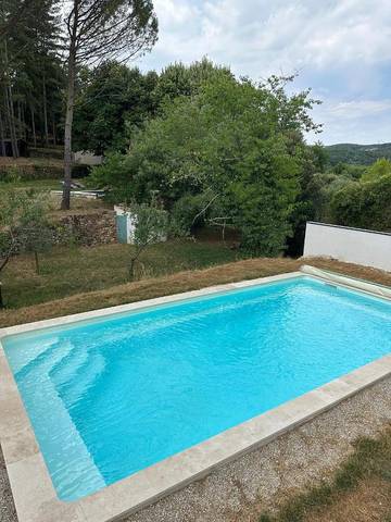 Gîte pour 4 personnes, avec piscine et jardin ainsi que terrasse et vue à Chambonas