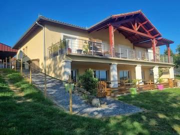Gîte pour 6 personnes, avec jardin ainsi que terrasse et vue à Pimbo