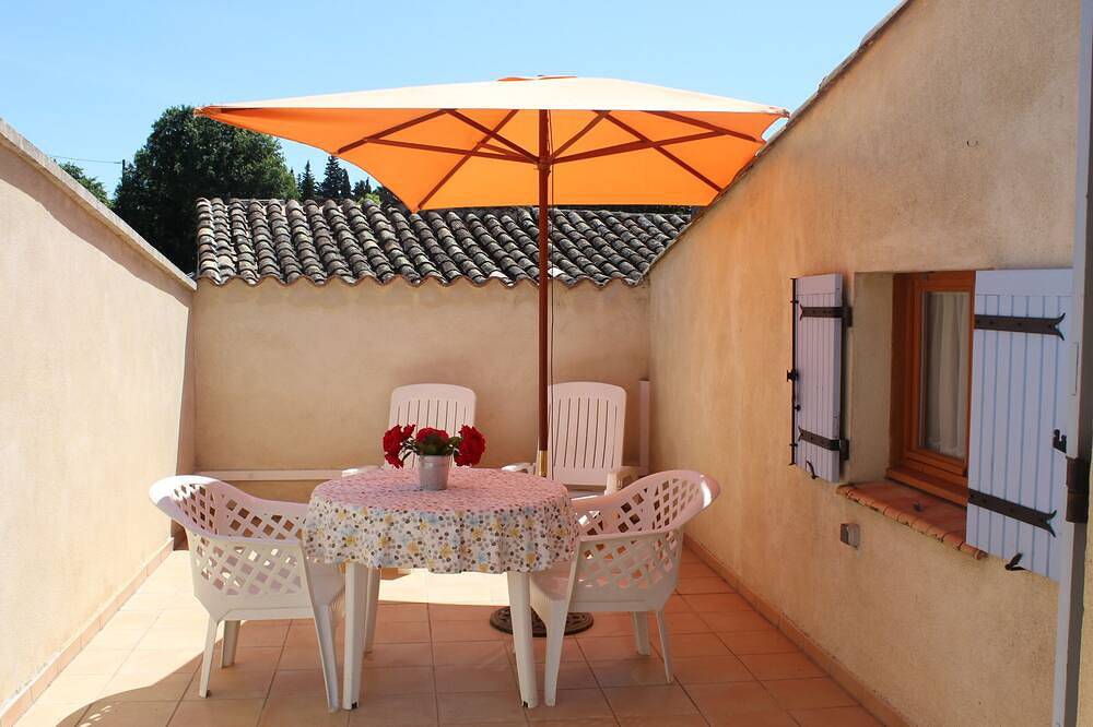 Entire apartment, Apartment in a quiet village house in Colonzelle, Nyons region