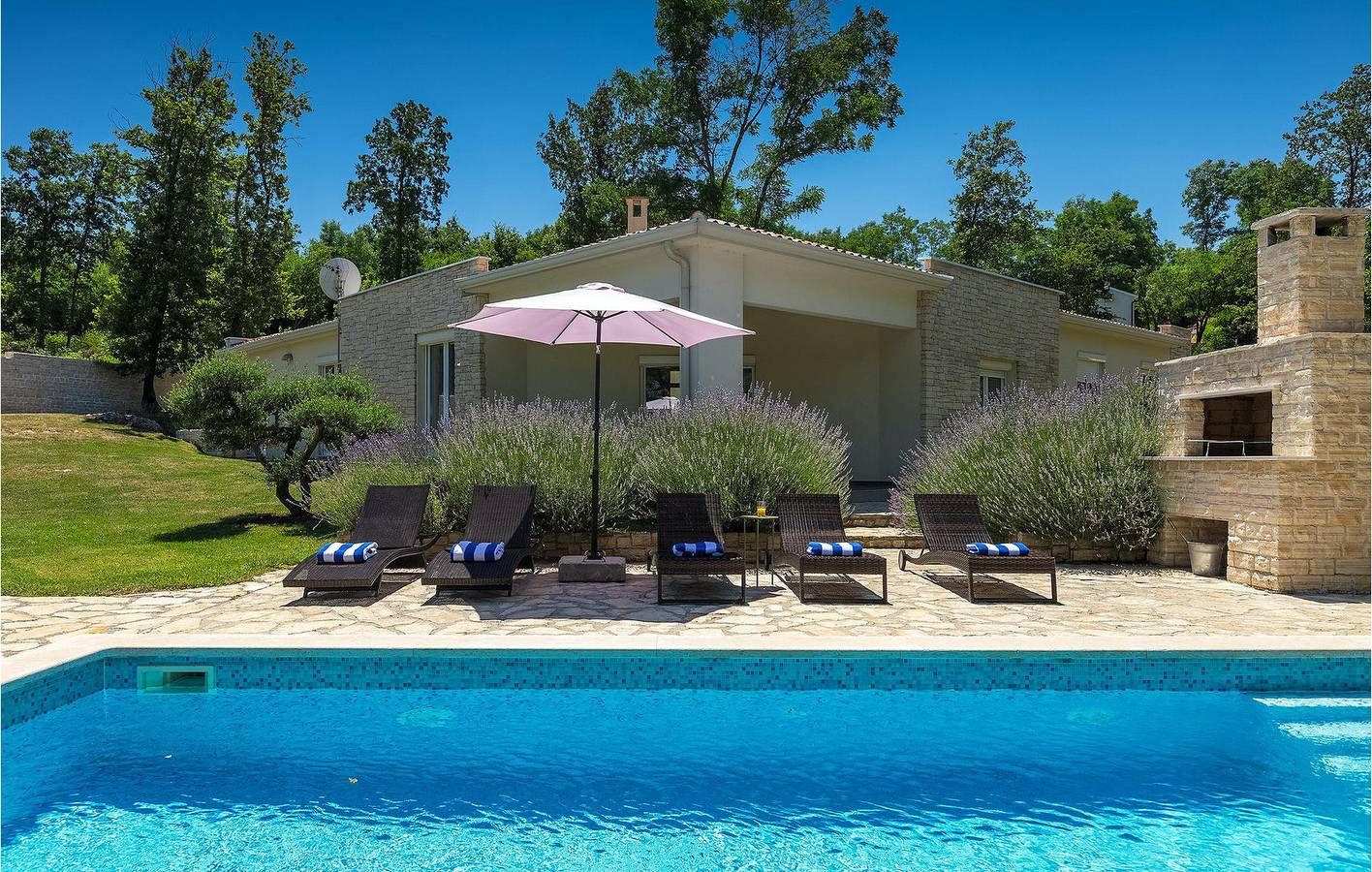 Charmantes Apartment in Kršan mit Pool, WLAN und Parkplatz – 1,5 km vom Stadtzentrum entfernt in Kršan, Ostküste Istrien