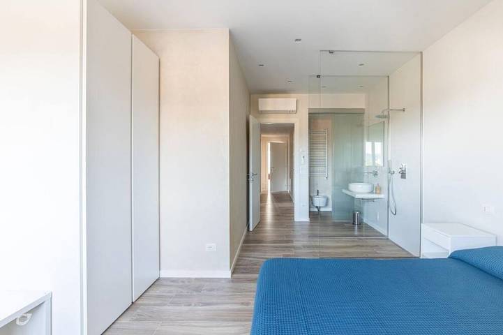 Apartamento entero, Luxurious and modern penthouse facing the sea with private solarium on the seafront of Lido di Camaiore with private parking space. The flat is on two levels.The flat opens with the bright living room, where there is a comfortable double sofa bed, dining in Lido di Camaiore, Camaiore