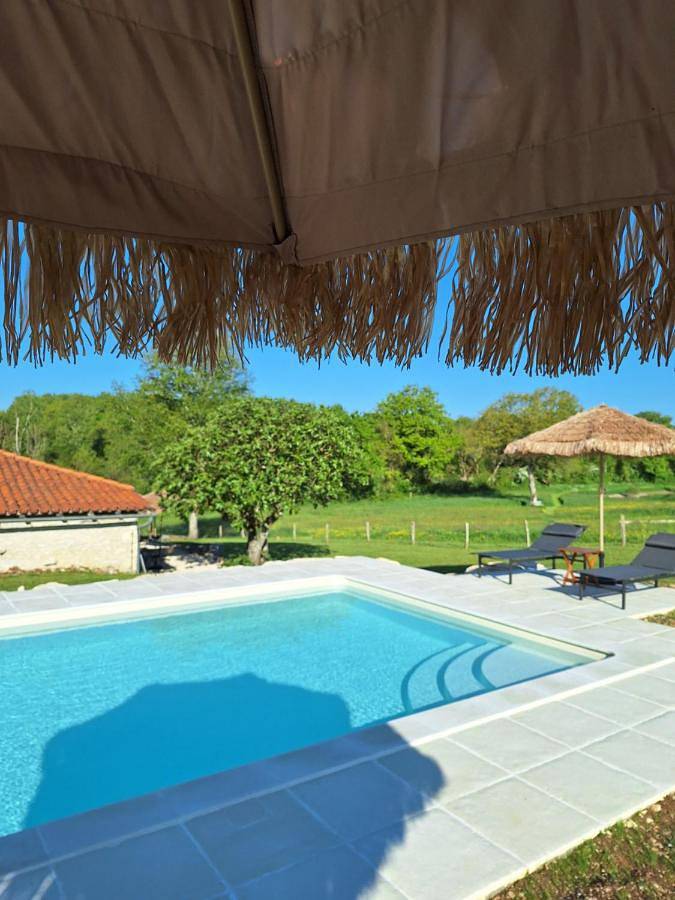 Chambre d’hôte pour 2 personnes, avec vue ainsi que piscine et jardin à Payroux