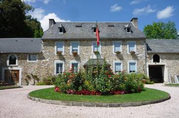 Chambre d’hôte pour 3 personnes, avec piscine ainsi que vue et jardin dans les Hautes-Pyrénées