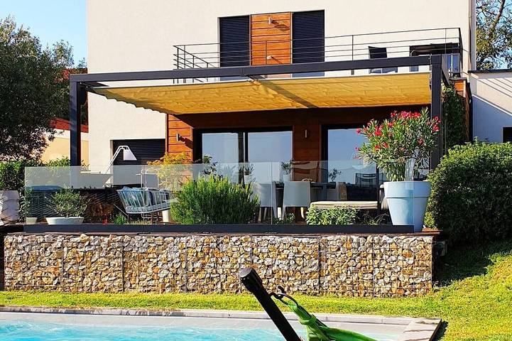 Location de vacances pour 5 personnes, avec jardin à Grézieu-la-Varenne