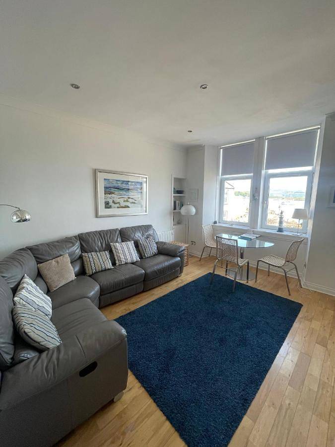 Entire apartment, Two-Bedroom Apartment in Millport, Firth Of Clyde