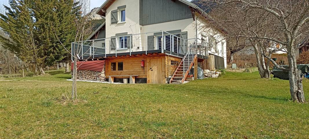 Gîte pour 8 personnes, avec terrasse ainsi que piscine et jardin à Saint-Nizier-du-Moucherotte