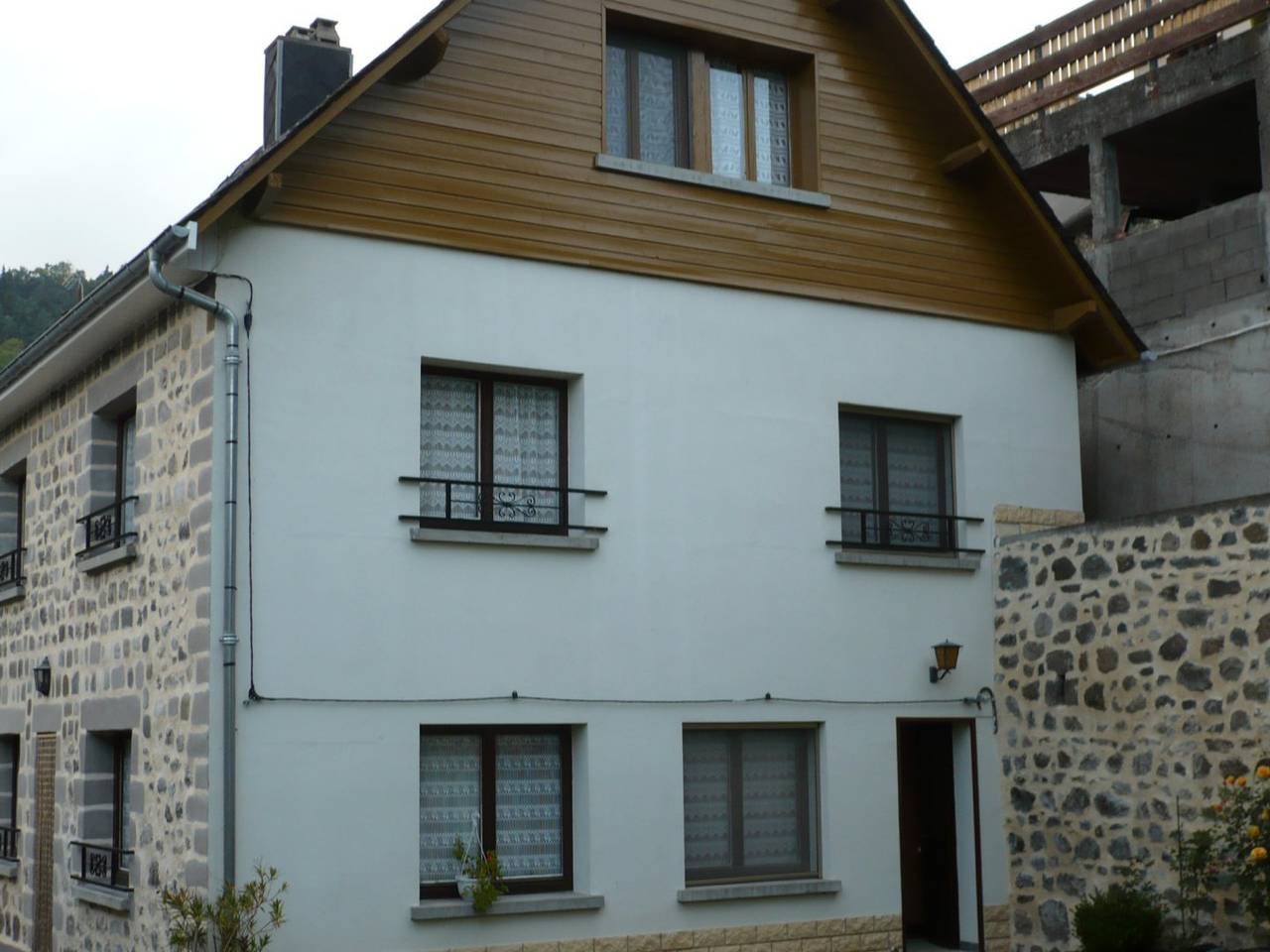 Location saisonnière d'un gîte, maximum 5 personnes in Chambon-sur-Lac, Parc naturel régional des Volcans d'Auvergne