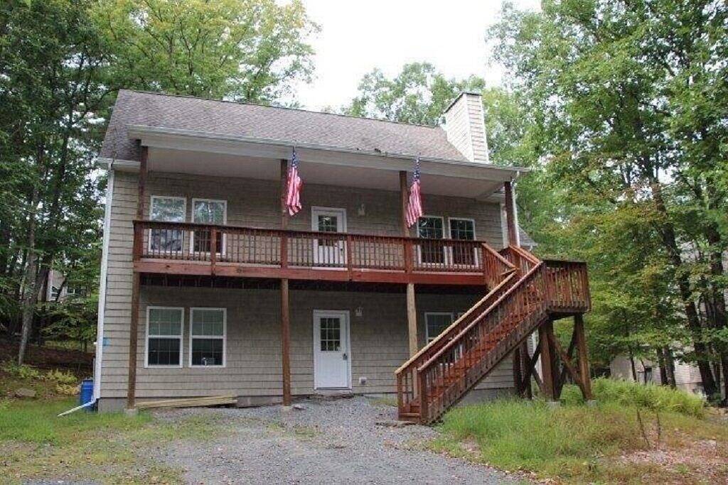 Lrr 105 4 Br 3 Bath Centrally located in amenity filled Masthope. Sleeps 12 in Masthope, Pike County