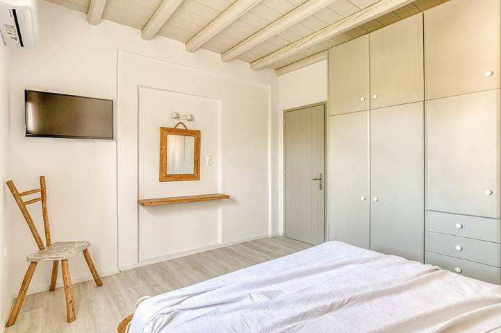 Appartamento intero, Cavos Paros Veranda Apt: Large Patio, Bathtub & Walk to Beach in Aliki, Paros