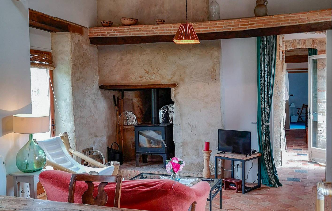 Appartement confortable avec garage, piscine saisonnière, jardin et WiFi in Daon, Mayenne