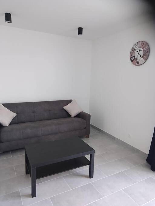 Appartement entier, One-Bedroom Apartment in Pérignat-lès-Sarliève, Parc naturel régional des Volcans d'Auvergne