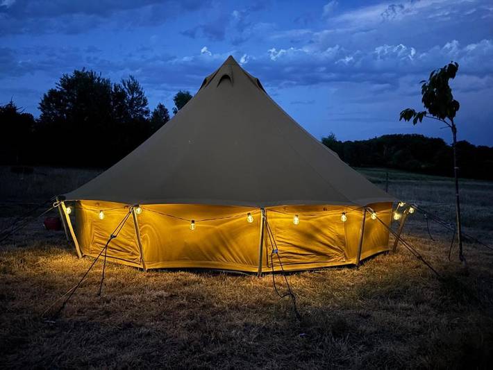 Tente pour 2 personnes, avec piscine ainsi que vue et jardin, animaux acceptés dans la Creuse