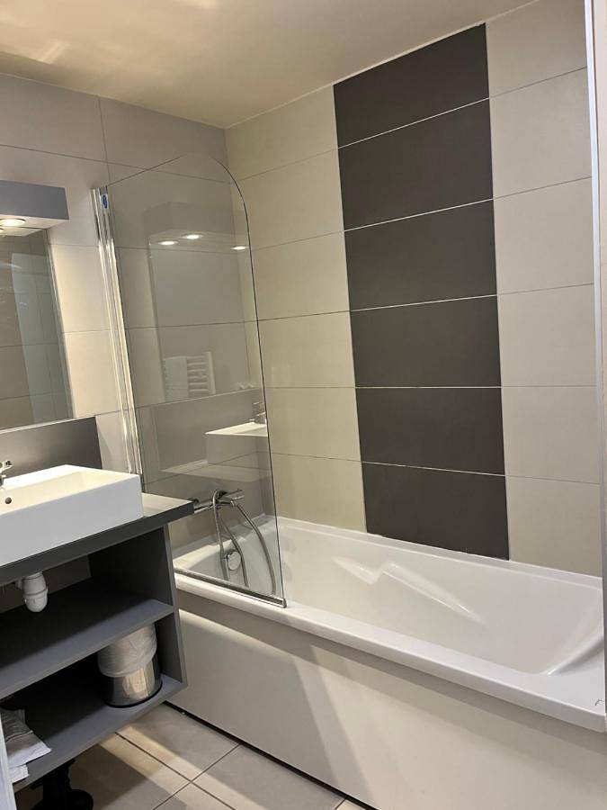 Gîte pour 4 personnes, avec balcon et jacuzzi ainsi que sauna et piscine dans Le Pont du Gard - 4