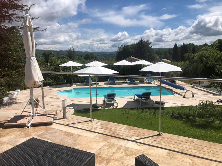 Location de vacances pour 6 personnes, avec piscine ainsi que terrasse et jardin, adapté aux familles à Céreste