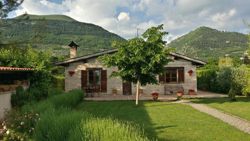B&b per 2 persone, con Terrazza e Giardino nonché Panorama a Gubbio