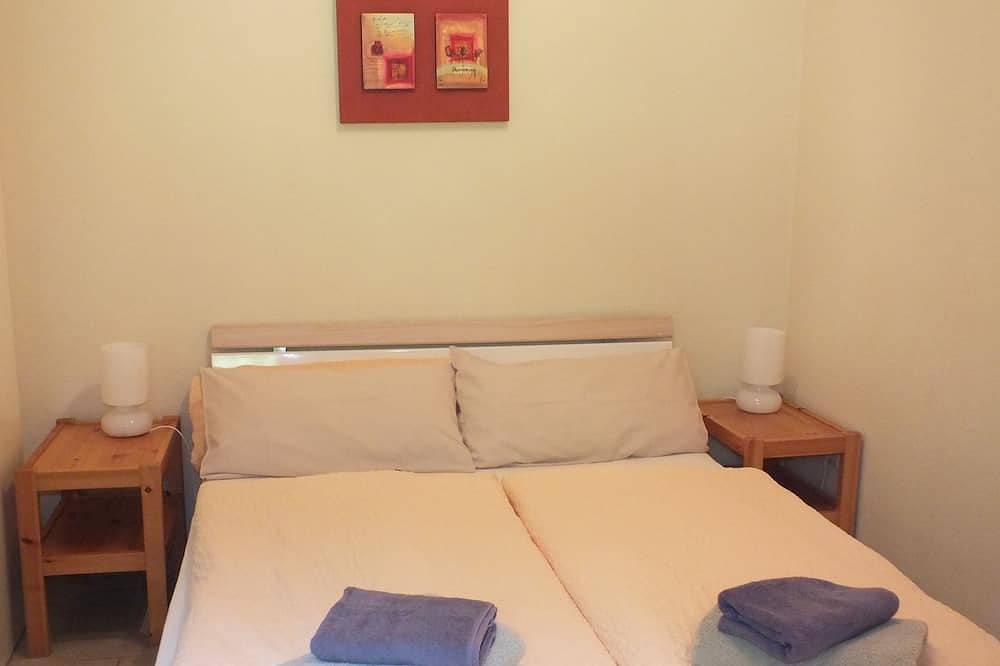 Geheel appartement, Rustig driesterrenappartement op de begane grond. f. 2 pers. met voorstedelijk terras. Dichtbij het centrum u. Lake - Wifi in Titisee, Titisee-Neustadt