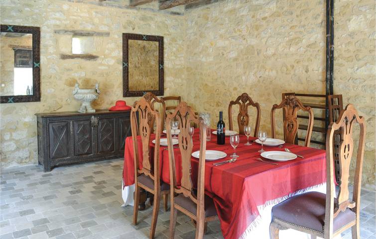 Apartamento de 150 m2 con aparcamiento, piscina e Internet, a 2 km de la playa in Domme, Périgord Noir