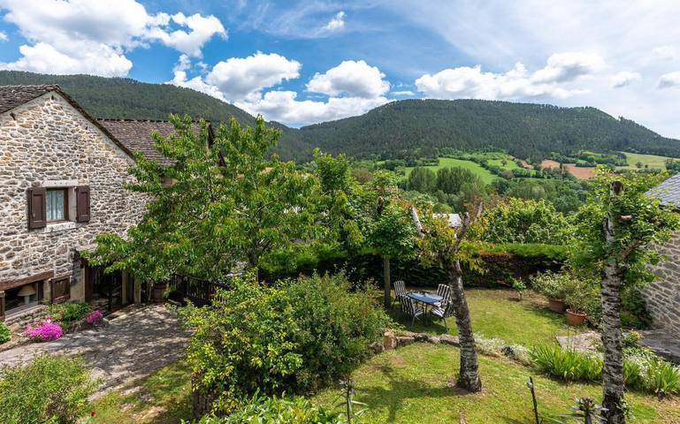 Gîte pour 4 personnes, avec Terrasse et Jardin ainsi que Piscine et Vue dans Lozère - 3