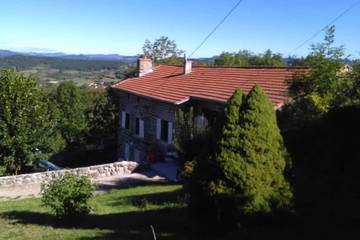 Agriturismo pour 6 personnes, avec jardin à Lantriac