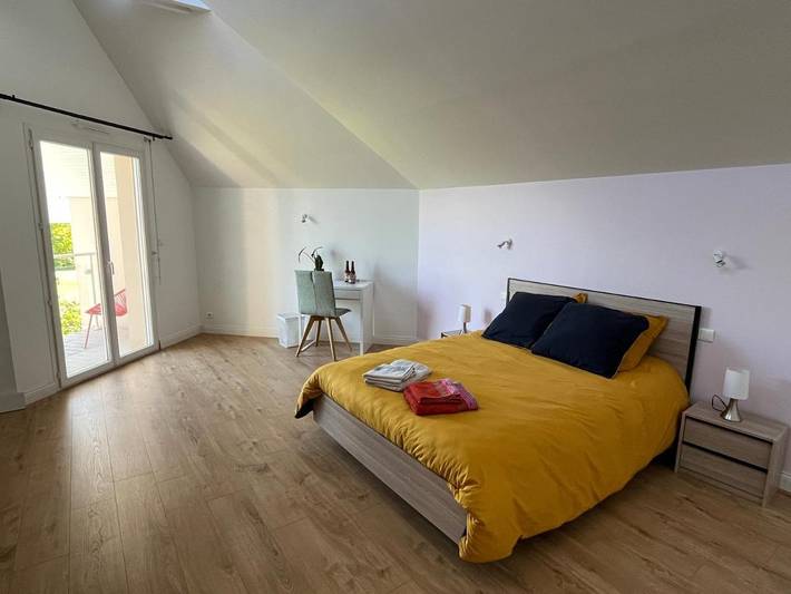 Gîte pour 4 personnes, avec jardin et piscine ainsi que balcon et vue dans Voivres-lès-le-Mans