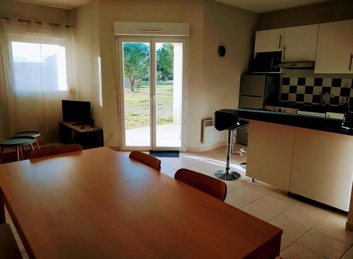 Gîte pour 4 personnes, avec Terrasse et Jardin ainsi que Piscine et Vue dans Circuit Paul-Ricard - 4