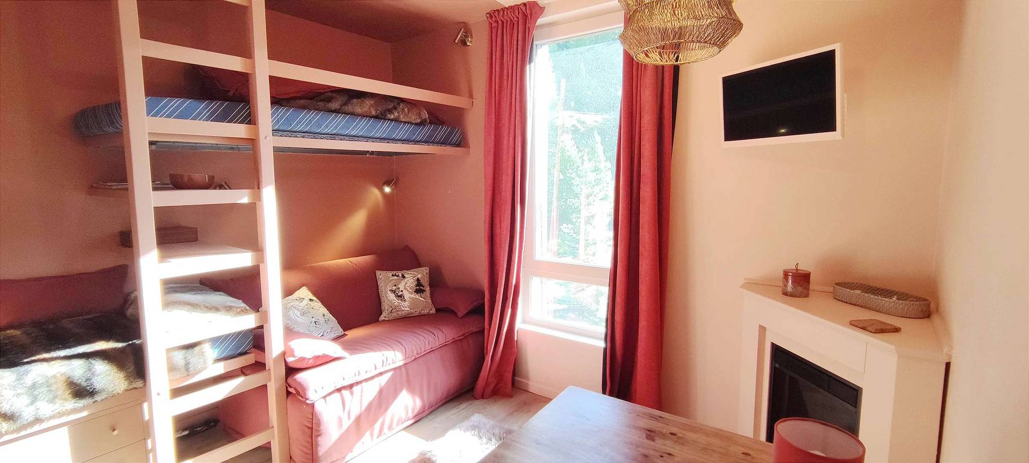 Entire holiday apartment, Renovated, comfort & shopping just a stone's throw away in Isola 2000, Isola