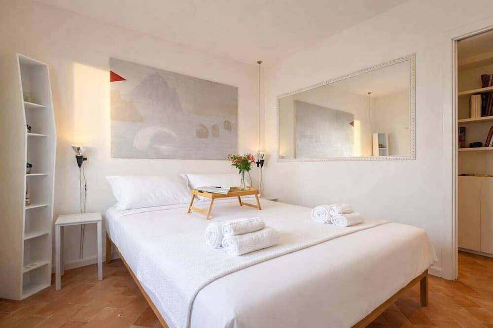 Charming 2-Bedroom Home | Terrace & Great Lake View in Anguillara Sabazia, Braccianosee